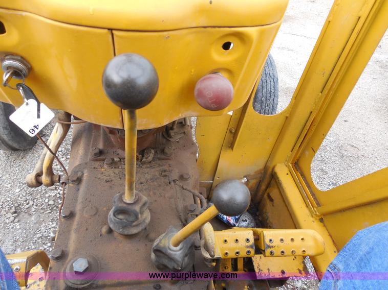 image for item H9855 1977 Ford 5600 tractor