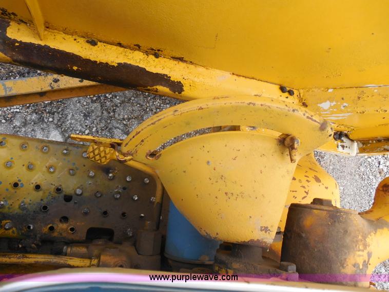 image for item H9855 1977 Ford 5600 tractor