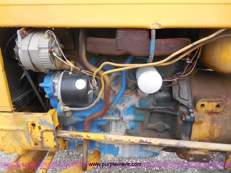 image for item H9855 1977 Ford 5600 tractor