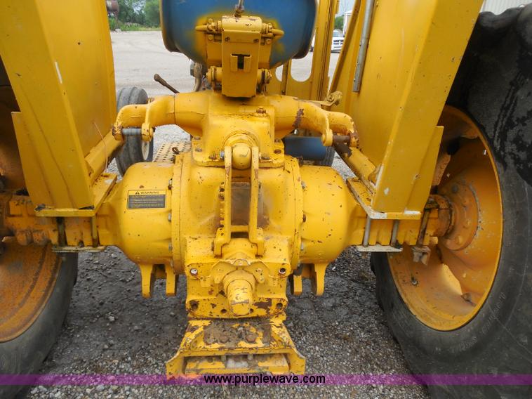 image for item H9855 1977 Ford 5600 tractor