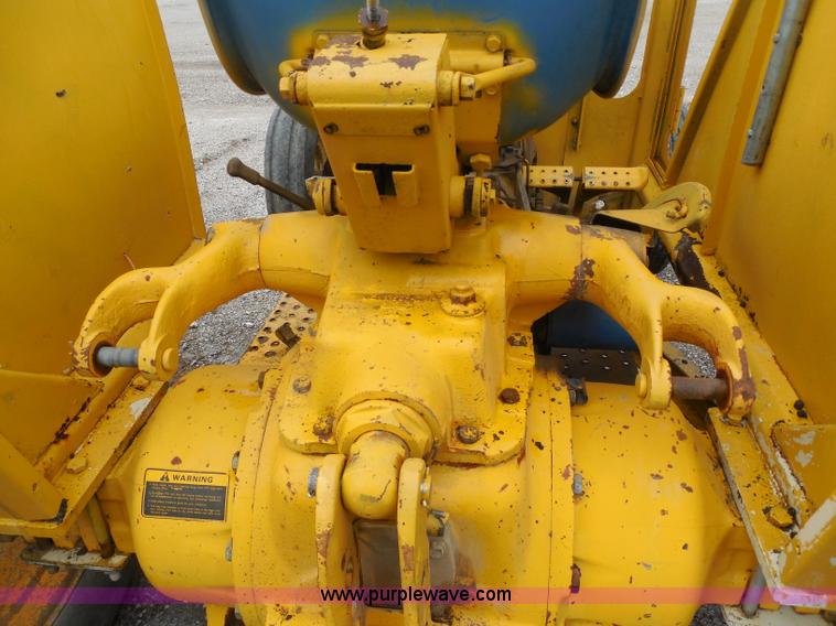 image for item H9855 1977 Ford 5600 tractor