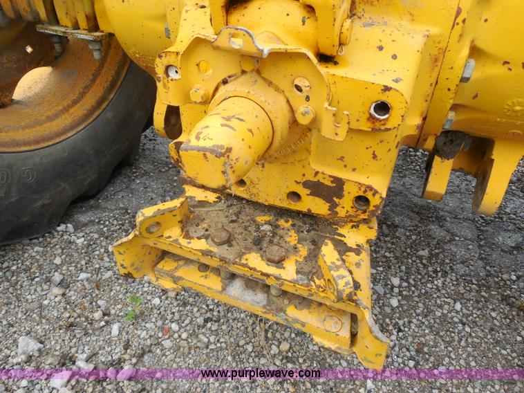 image for item H9855 1977 Ford 5600 tractor