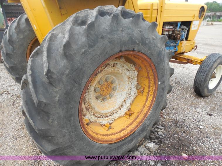 image for item H9855 1977 Ford 5600 tractor