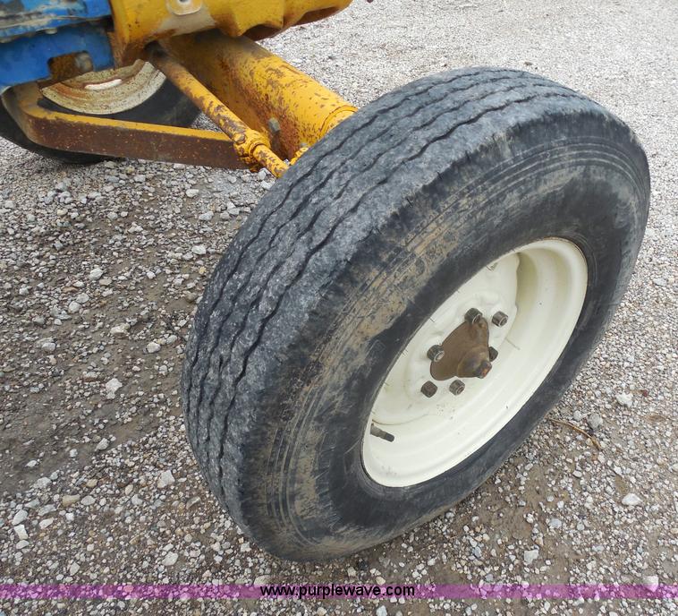 image for item H9855 1977 Ford 5600 tractor