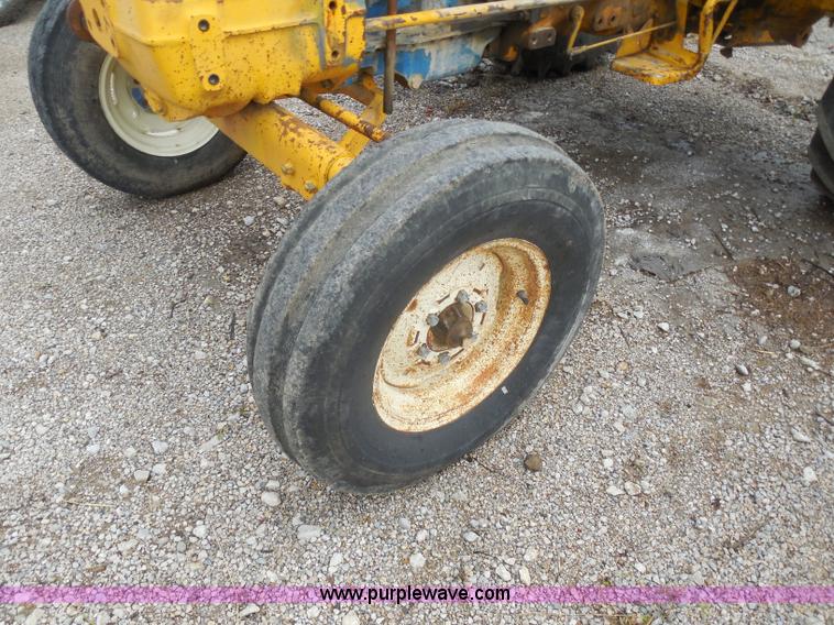 image for item H9855 1977 Ford 5600 tractor