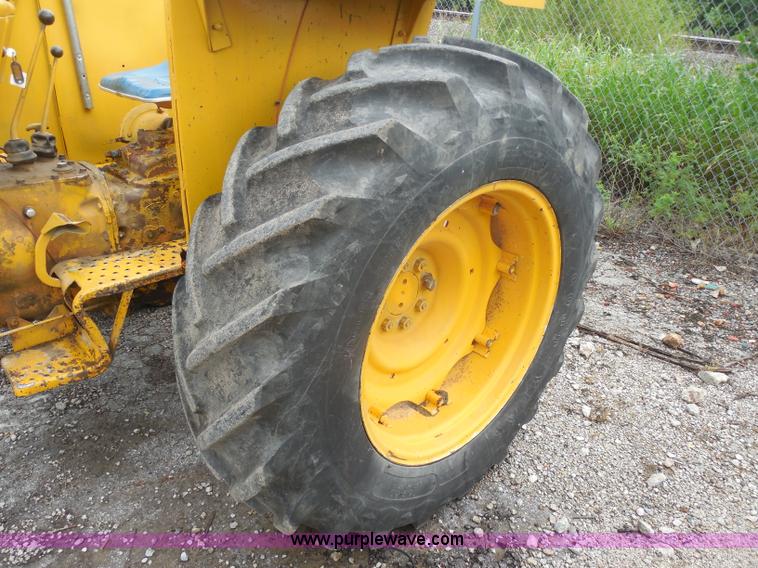 image for item H9855 1977 Ford 5600 tractor