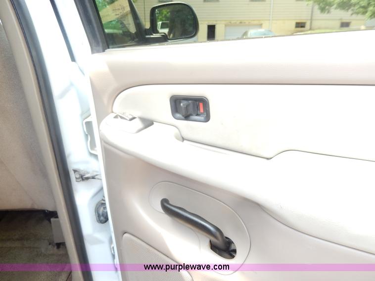 image for item I4346 2003 GMC Yukon XL SUV