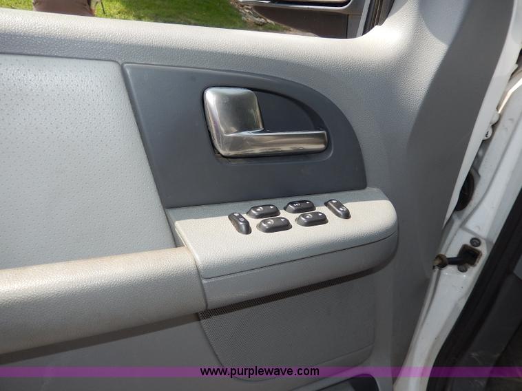 image for item I4347 2004 Ford Expedition XLT SUV