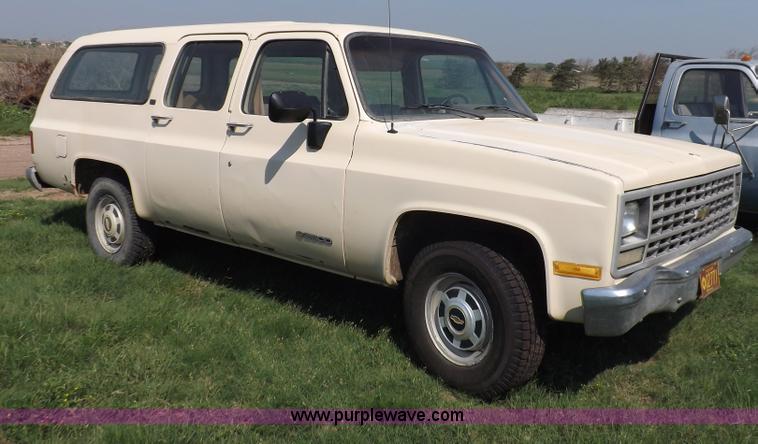 image for item I7632 1990 Chevrolet Suburban R2500 SUV
