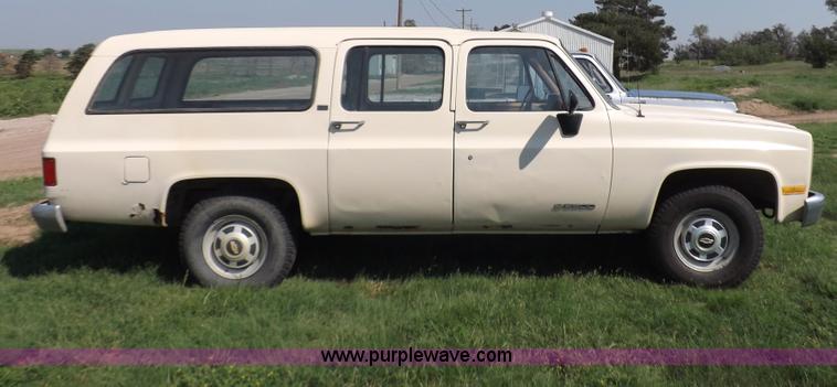 image for item I7632 1990 Chevrolet Suburban R2500 SUV