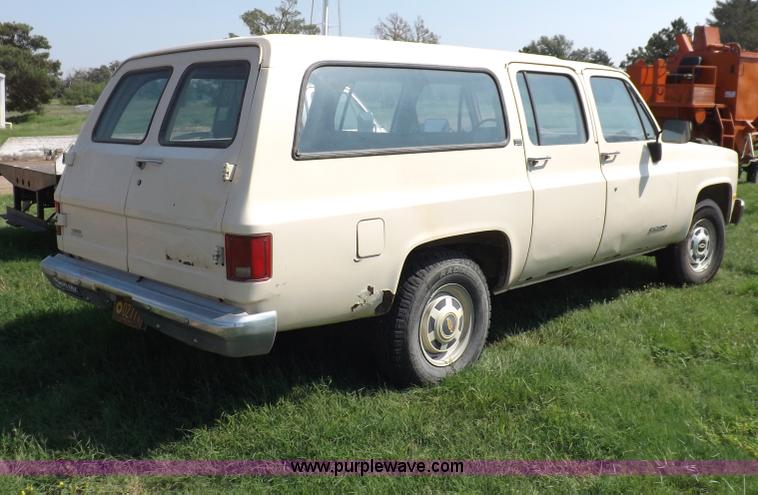 image for item I7632 1990 Chevrolet Suburban R2500 SUV