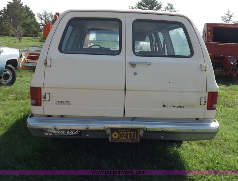 image for item I7632 1990 Chevrolet Suburban R2500 SUV