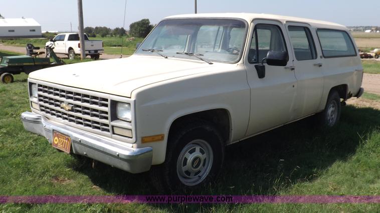 image for item I7632 1990 Chevrolet Suburban R2500 SUV