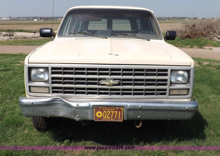 image for item I7632 1990 Chevrolet Suburban R2500 SUV