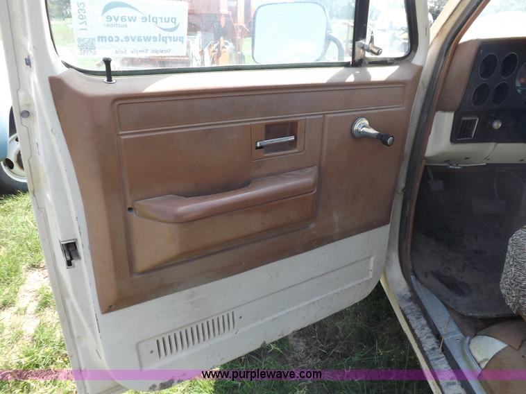 image for item I7632 1990 Chevrolet Suburban R2500 SUV