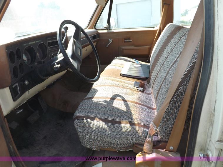 image for item I7632 1990 Chevrolet Suburban R2500 SUV