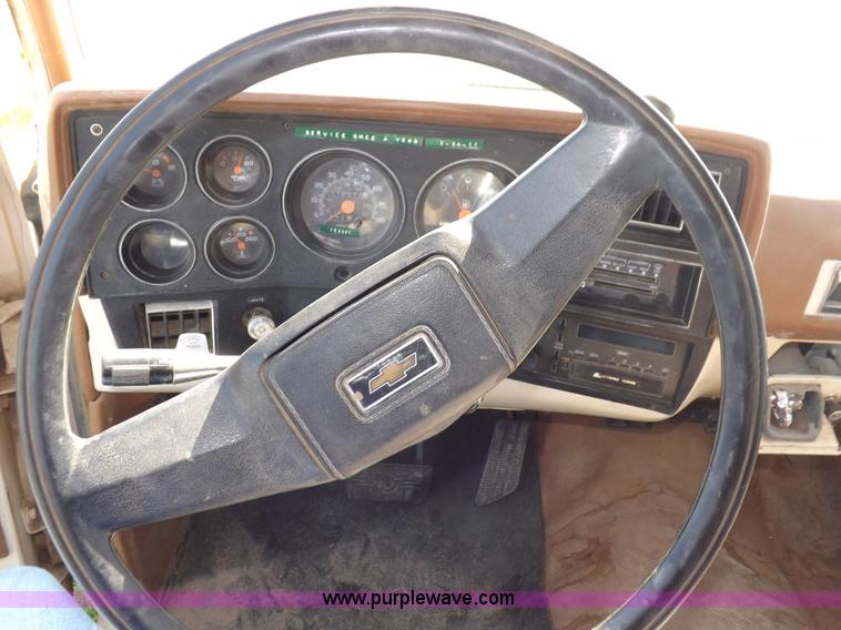 image for item I7632 1990 Chevrolet Suburban R2500 SUV