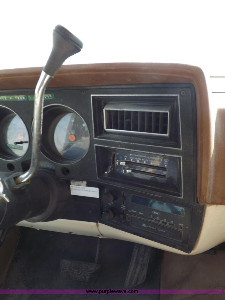 image for item I7632 1990 Chevrolet Suburban R2500 SUV