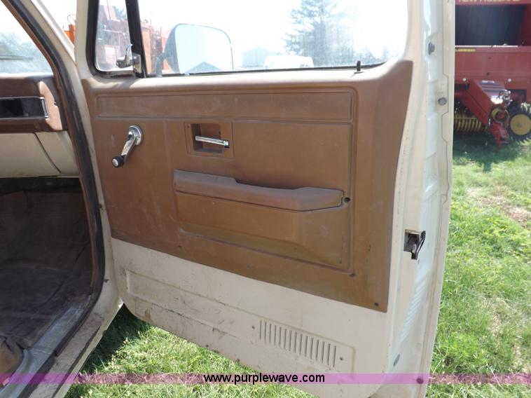 image for item I7632 1990 Chevrolet Suburban R2500 SUV