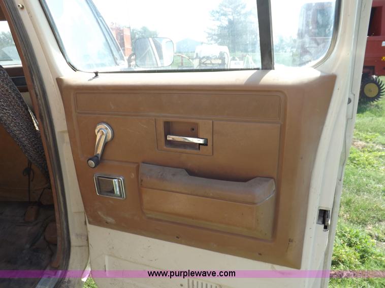 image for item I7632 1990 Chevrolet Suburban R2500 SUV