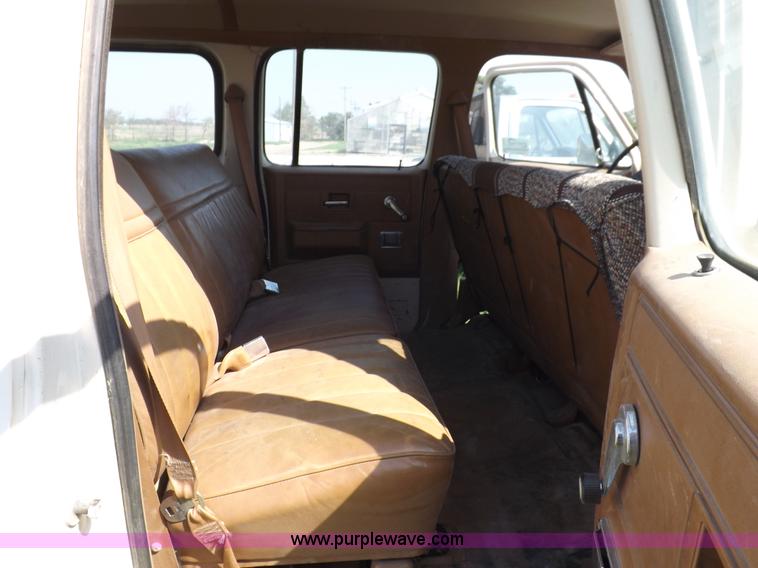 image for item I7632 1990 Chevrolet Suburban R2500 SUV