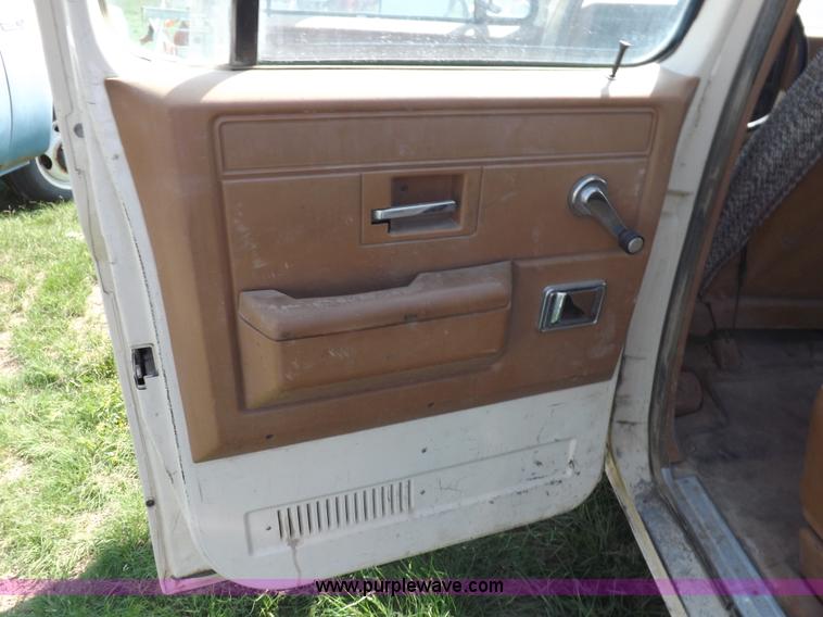 image for item I7632 1990 Chevrolet Suburban R2500 SUV