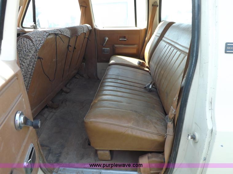 image for item I7632 1990 Chevrolet Suburban R2500 SUV