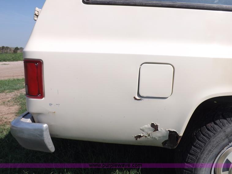 image for item I7632 1990 Chevrolet Suburban R2500 SUV