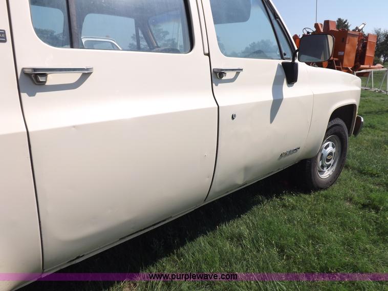 image for item I7632 1990 Chevrolet Suburban R2500 SUV