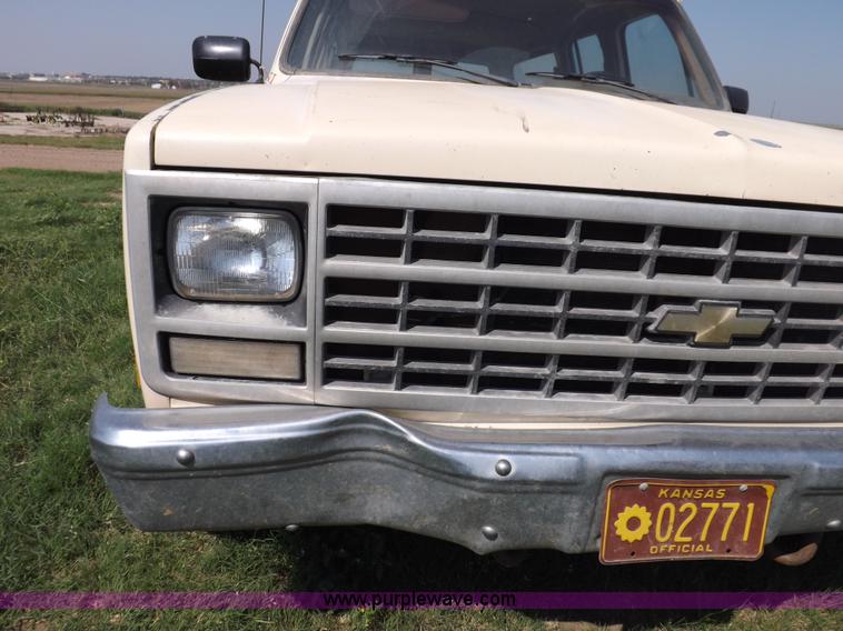 image for item I7632 1990 Chevrolet Suburban R2500 SUV