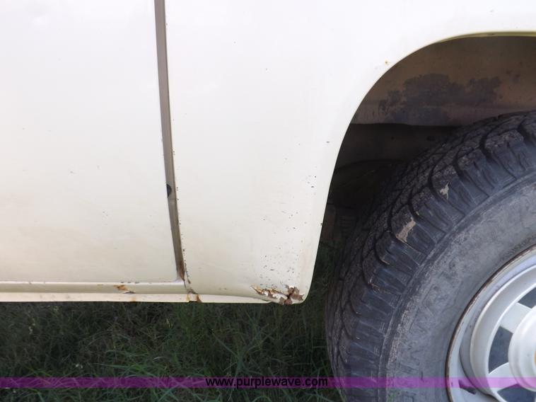 image for item I7632 1990 Chevrolet Suburban R2500 SUV