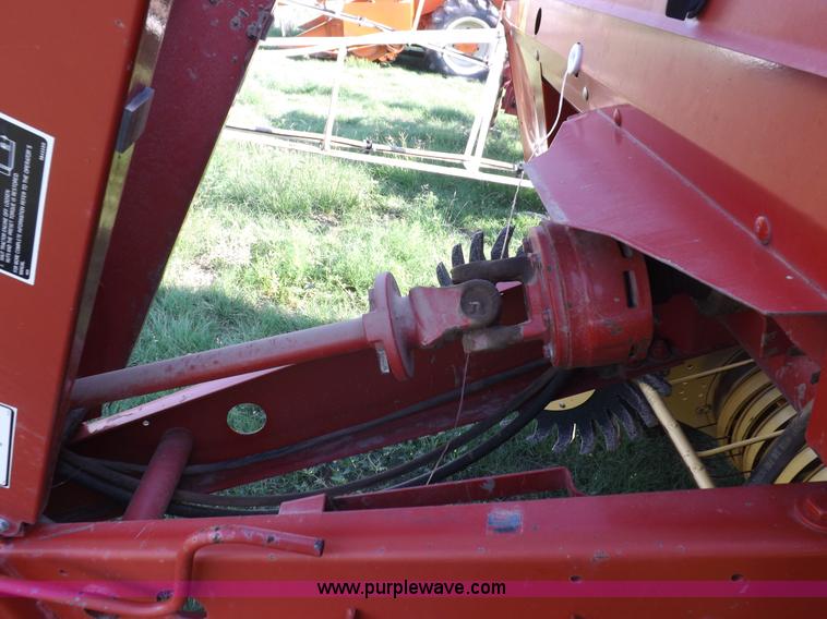 image for item I7636 1994 New Holland 660 round baler