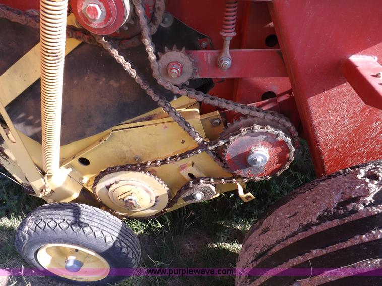 image for item I7636 1994 New Holland 660 round baler