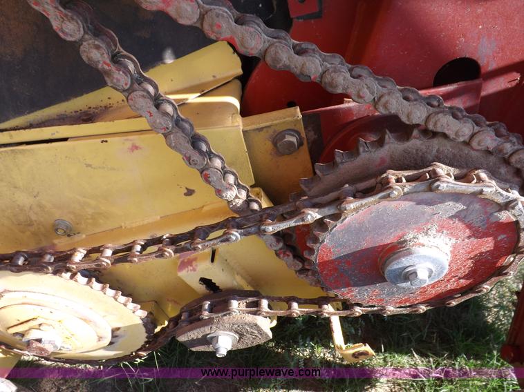 image for item I7636 1994 New Holland 660 round baler