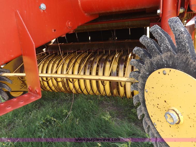 image for item I7636 1994 New Holland 660 round baler