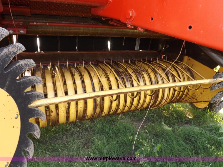 image for item I7636 1994 New Holland 660 round baler