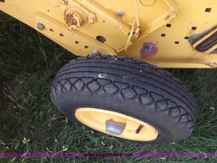 image for item I7636 1994 New Holland 660 round baler