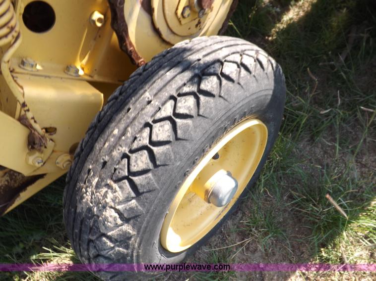 image for item I7636 1994 New Holland 660 round baler