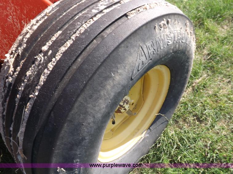 image for item I7636 1994 New Holland 660 round baler