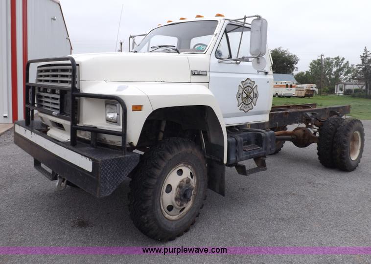 image for item I7655 1982 Ford F700 cab and chassis