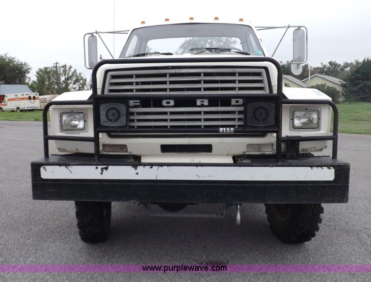 image for item I7655 1982 Ford F700 cab and chassis