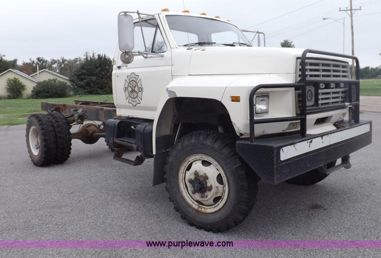 image for item I7655 1982 Ford F700 cab and chassis