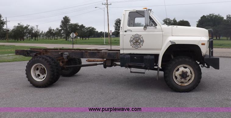 image for item I7655 1982 Ford F700 cab and chassis
