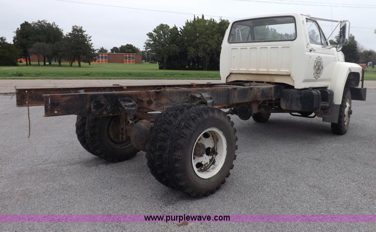 image for item I7655 1982 Ford F700 cab and chassis
