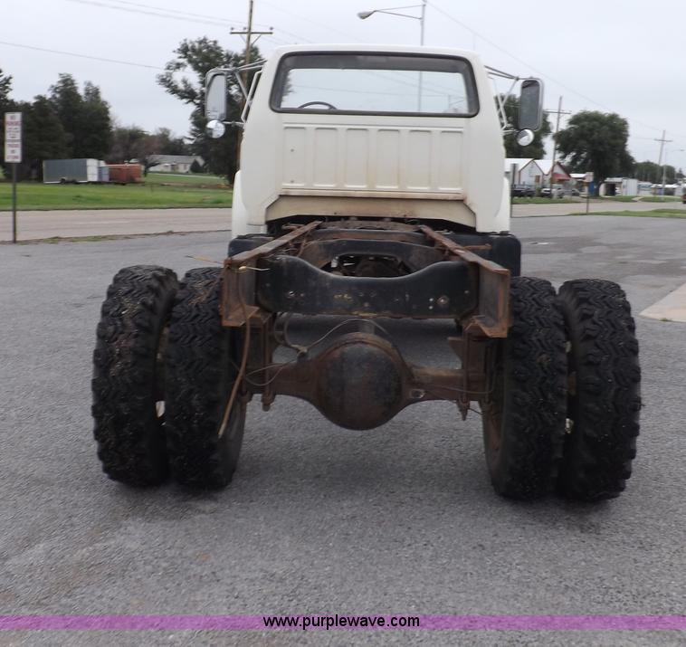 image for item I7655 1982 Ford F700 cab and chassis