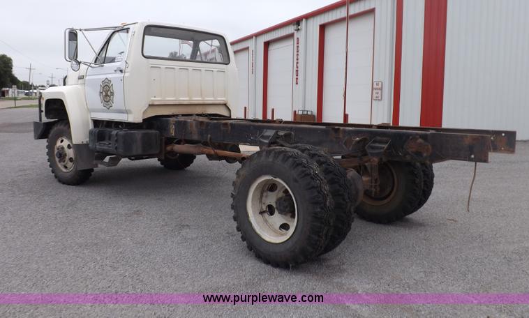 image for item I7655 1982 Ford F700 cab and chassis