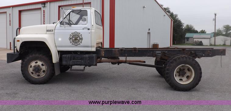 image for item I7655 1982 Ford F700 cab and chassis