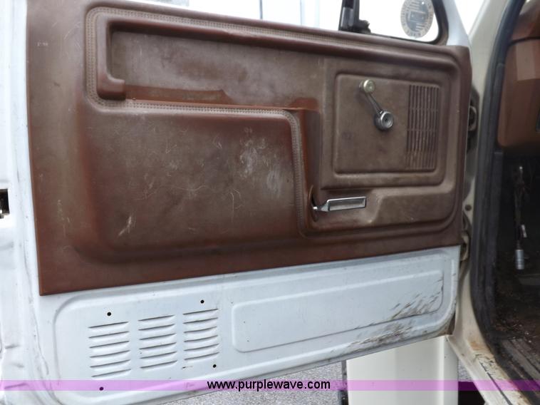 image for item I7655 1982 Ford F700 cab and chassis