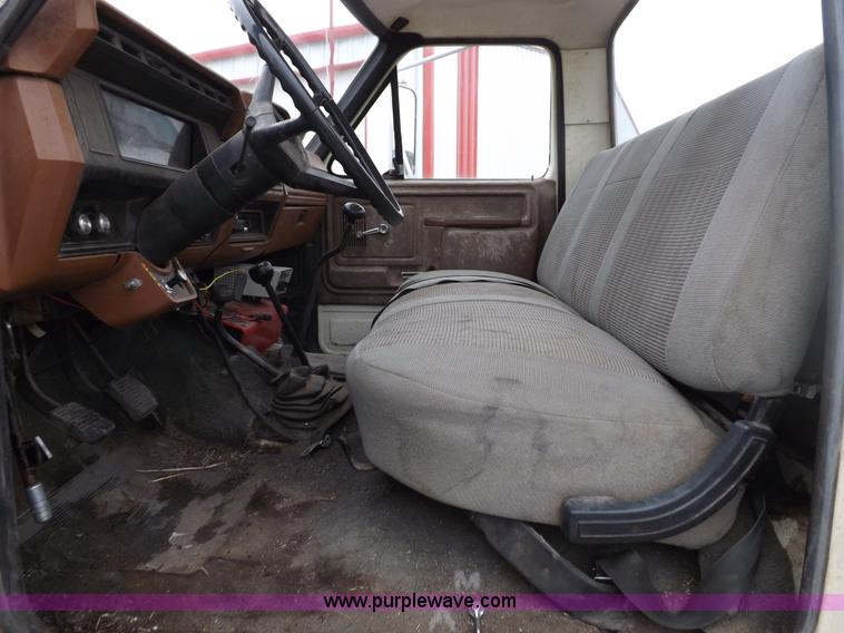image for item I7655 1982 Ford F700 cab and chassis