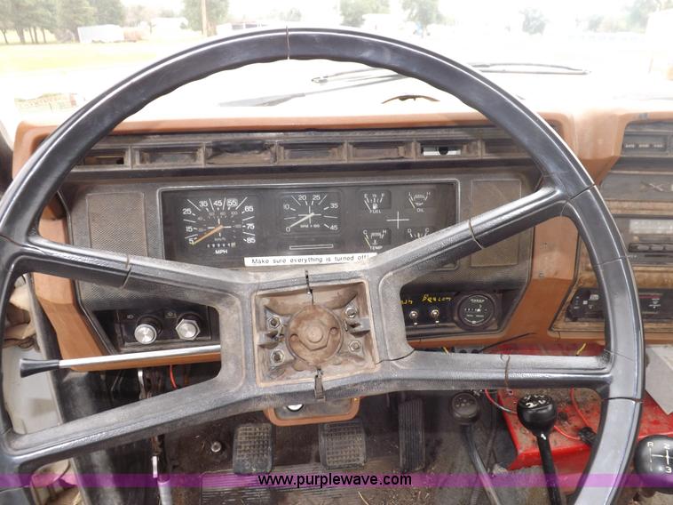 image for item I7655 1982 Ford F700 cab and chassis